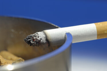 Zigarette auf Aschenbecher, Nahaufnahme - CRF002041