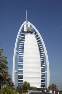 Dubai, Vereinigte Arabische Emirate, Blick auf das Burj al Arab Hotel - SIEF000365