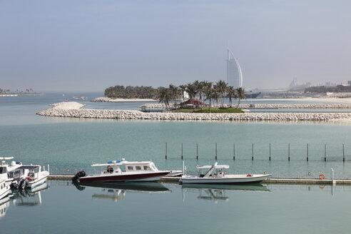 Dubai, Vereinigte Arabische Emirate, Blick auf das Burj al Arab Hotel mit Küste - SIEF000369