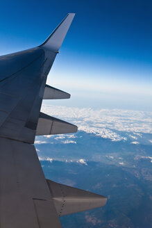 Portugal, Blick auf ein fliegendes Flugzeug am Himmel - WVF000093