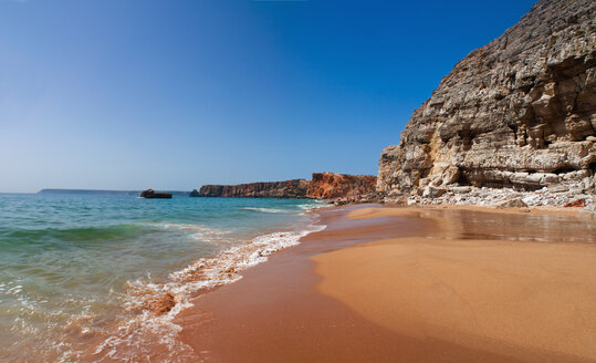 Portugal, Algarve, Sagres, Blick auf den Strand von Tonel - WVF000098