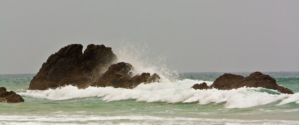 Portugal, Algarve, Sagres, Blick auf Felsen im Meer - WVF000103