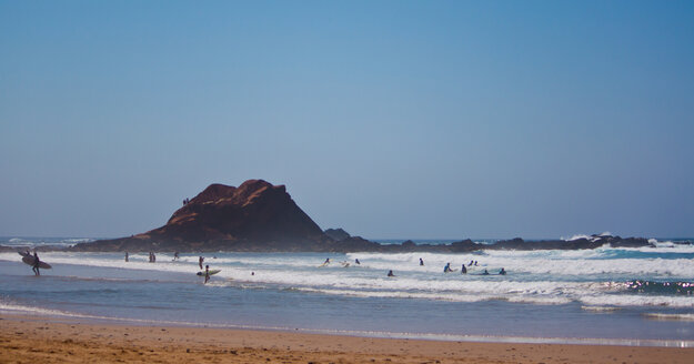 Portugal, Algarve, Sagres, Touristen am Praia do Castelejo - WVF000111