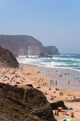 Portugal, Algarve, Sagres, Touristen auf der Praia da Condoama - WVF000114