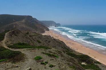 Portugal, Algarve, Sagres, Touristen auf der Praia da Condoama - WVF000115