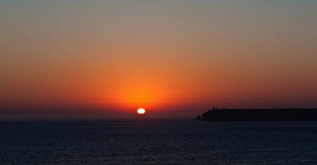 Portugal, Algarve, Sagres, Blick auf Cabo de Sao Vicente bei Sonnenuntergang - WVF000117