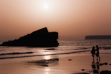 Portugal, Algarve, Sagres, Young couple on Tonel beach - WVF000151