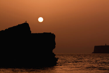 Portugal, Algarve, Sagres, Blick auf den Strand von Tonel in der Abenddämmerung - WVF000121