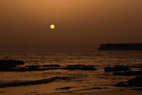 Portugal, Algarve, Sagres, Blick auf den Strand von Tonel in der Abenddämmerung, lizenzfreies Stockfoto