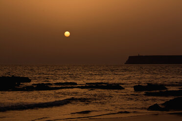 Portugal, Algarve, Sagres, Blick auf den Strand von Tonel in der Abenddämmerung - WVF000122