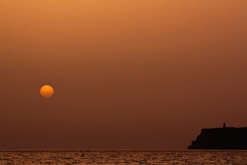 Portugal, Algarve, Sagres, Blick auf Cabo de Sao Vicente in der Abenddämmerung - WVF000123