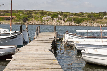 Spanien, Balearen, Menorca, Blick auf Boote, die am Steg festgemacht haben - UMF000337