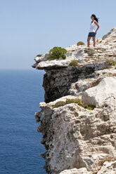 Spain, Balears, Menorca, Mid adult woman looking away - UMF000340