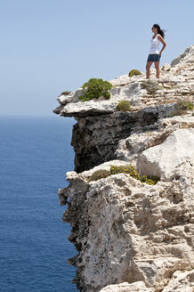 Spanien, Balears, Menorca, Mittlere erwachsene Frau schaut weg - UMF000340