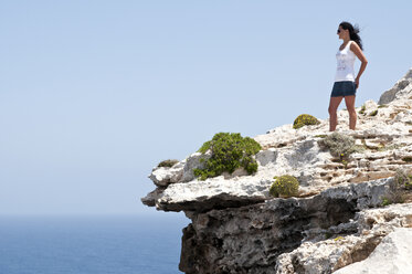 Spain, Balears, Menorca, Mid adult woman looking away - UMF000341