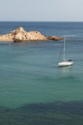 Spanien, Balears, Menorca, Blick auf Segelboot im Meer - UMF000298