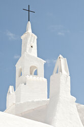 Spanien, Balearen, Menorca, Blick auf die Kirche - UMF000342