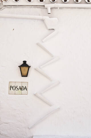 Spanien, Balearen, Menorca, Dachrinnenleitung an der Wand, lizenzfreies Stockfoto