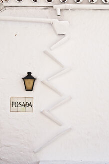 Spanien, Balearen, Menorca, Dachrinnenleitung an der Wand - UMF000299