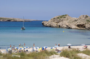 Spanien, Balearen, Menorca, Tourist am Strand - UMF000309