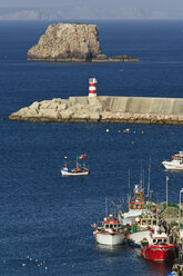 Portugal, Algarve, Sagres Fischerboot im Hafen vertäut - WVF000163