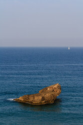 Portugal, Algarve, Sagres, Blick auf Segelboot am Strand von Tonel - WVF000143
