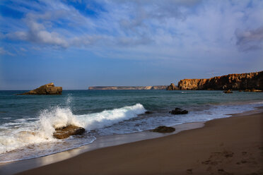 Portugal, Algarve, Sagres, Blick auf den Strand von Tonel - WVF000145