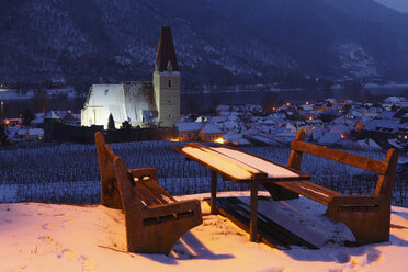 Österreich, Niederösterreich, Wachau, Waldviertel, Blick auf Weinberge mit Gebäuden bei Nacht - SIEF000381