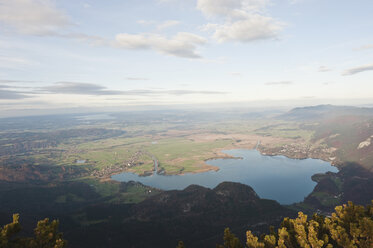 Deutschland, Bayern, Blick auf heimgarten und herzogstand alps - MIRF000068