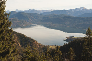 Deutschland, Bayern, Blick auf heimgarten und herzogstand alps - MIRF000069