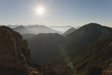 Deutschland, Bayern, Blick auf heimgarten und herzogstand alps - MIRF000070