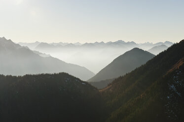 Deutschland, Bayern, Blick auf heimgarten und herzogstand alps - MIRF000071