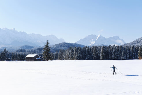 Deutschland, Bayern, Isartal, Seniorin beim Skilanglauf - MIRF000088