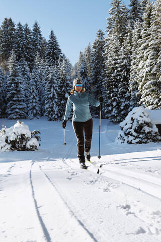 Deutschland, Bayern, Isartal, Seniorin beim Skilanglauf, lizenzfreies Stockfoto