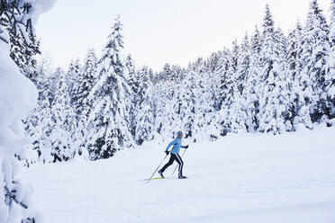 Deutschland, Bayern, Isartal, Seniorin beim Skilanglauf - MIRF000095