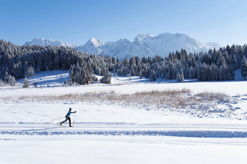 Deutschland, Bayern, Isartal, Seniorin beim Skilanglauf - MIRF000096