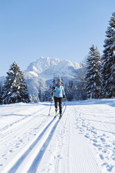 Deutschland, Bayern, Isartal, Seniorin beim Skilanglauf - MIRF000099