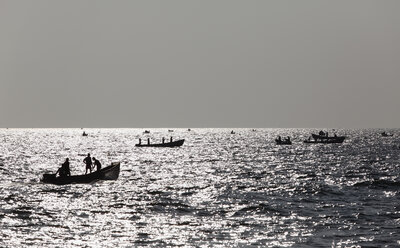 Indien, Südindien, Kerala, Malabarküste, Fischer auf dem Meer am Strand von Somatheeram - SIEF000430