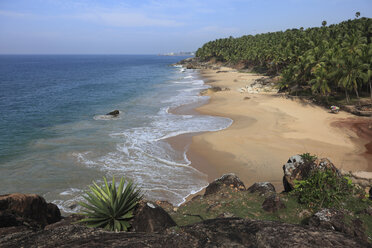 Indien, Südindien, Kerala, Malabarküste, Blick auf die Küste bei Kovalam, Vizhinjam im Hintergrund - SIEF000433