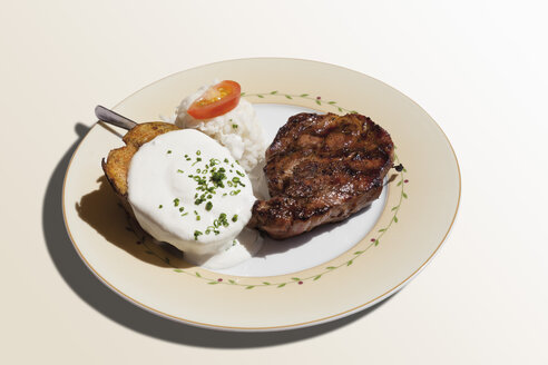 Steak, Basmatireis und Kartoffeln mit saurer Sahne im Teller, Nahaufnahme - CSF014639