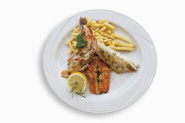 Fish platter with zander filet, salmon filet, sea bass filet, scampis and chips in plate - CSF014640