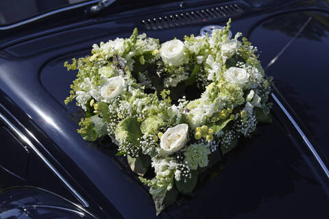Deutschland, Oberbayern, Bad Tölz, Hochzeitsauto mit Blumenkranz geschmückt, lizenzfreies Stockfoto