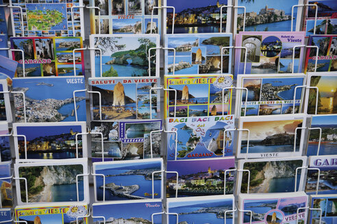 Italien, Apulien, Apulien, Gargano, Vieste, Vielzahl von Postkarten im Ständer - TCF001396