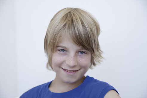 Junge lächelnd, Porträt - TCF001400