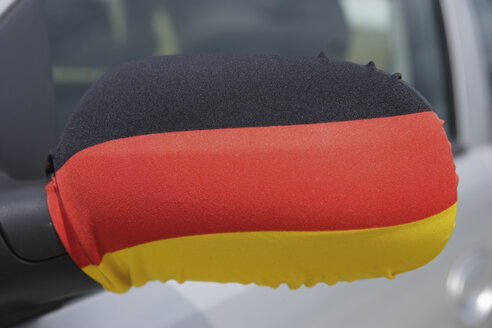 Deutschland, deutsche Flagge am Außenspiegel eines Autos - TCF001406