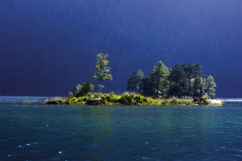 Europa, Deutschland, Oberbayern, Eibsee, Blick auf See mit Insel, lizenzfreies Stockfoto