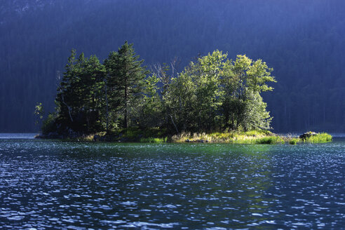 Europa, Deutschland, Oberbayern, Eibsee, Blick auf See mit Insel - TCF001420