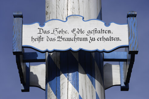 Europa, Deutschland, Oberbayern, Ansicht eines Maibaums mit Text auf Tafel - TCF001427
