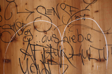 Europa, Deutschland, Oberbayern, Graffiti an Holzwand der Bushaltestelle - TCF001428