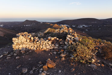 Spanien, Kanarische Inseln, Lanzarote, Haria, Risco de Famara, Blick auf den Gipfel des Berges Matos Verdes in der Abenddämmerung - SIEF000458
